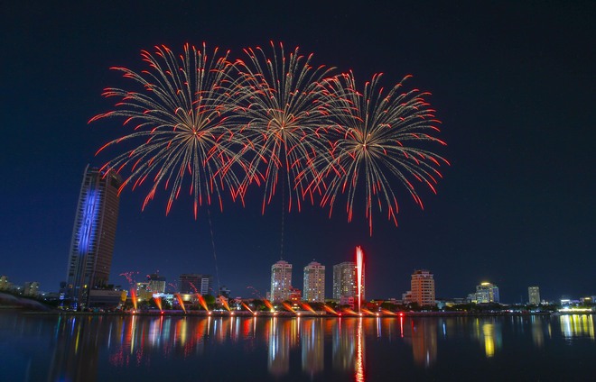 Hai đội pháo hoa Pháp và Canada trình diễn Tình yêu không biên giới trên sông Hàn - Ảnh 14.