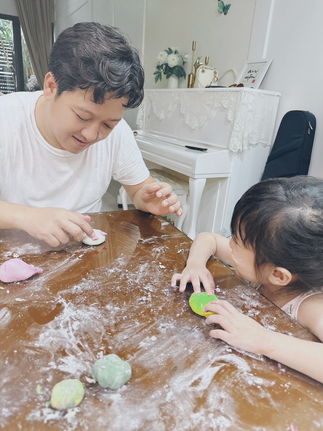 Gương mặt đ&aacute;ng y&ecirc;u của con g&aacute;i Trường Giang - Nh&atilde; Phương - Ảnh 3.