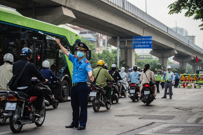 Lô cốt dài 60m trên đường Nguyễn Trãi: Giao thông ùn tắc trong ngày đầu tuần - Ảnh 13.