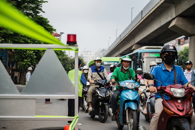 Lô cốt dài 60m trên đường Nguyễn Trãi: Giao thông ùn tắc trong ngày đầu tuần - Ảnh 4.