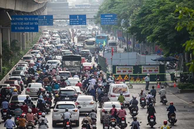 Lô cốt dài 60m trên đường Nguyễn Trãi: Giao thông ùn tắc trong ngày đầu tuần - Ảnh 3.