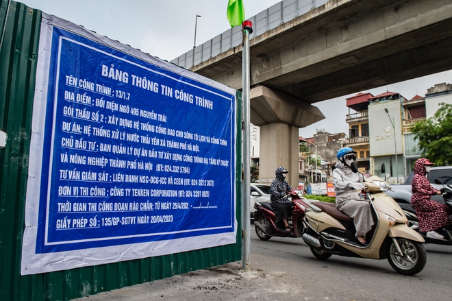 Lô cốt dài 60m trên đường Nguyễn Trãi: Giao thông ùn tắc trong ngày đầu tuần - Ảnh 2.