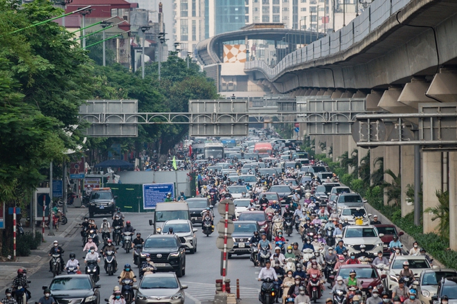 Lô cốt dài 60m trên đường Nguyễn Trãi: Giao thông ùn tắc trong ngày đầu tuần - Ảnh 1.