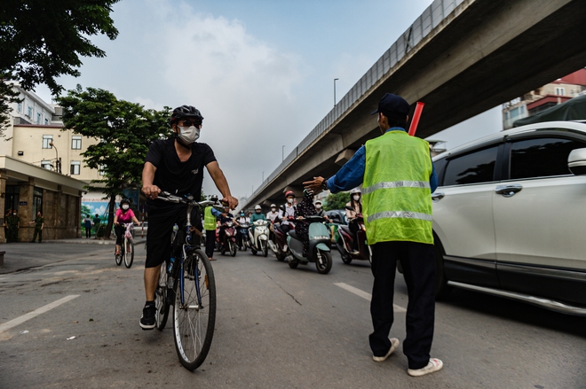 Lô cốt dài 60m trên đường Nguyễn Trãi: Giao thông ùn tắc trong ngày đầu tuần - Ảnh 10.