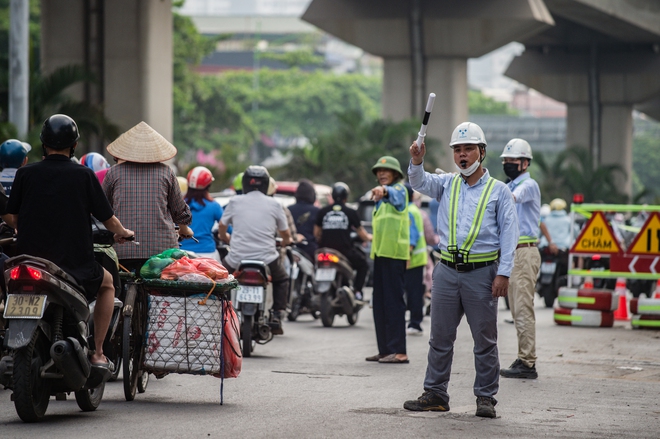 Lô cốt dài 60m trên đường Nguyễn Trãi: Giao thông ùn tắc trong ngày đầu tuần - Ảnh 9.