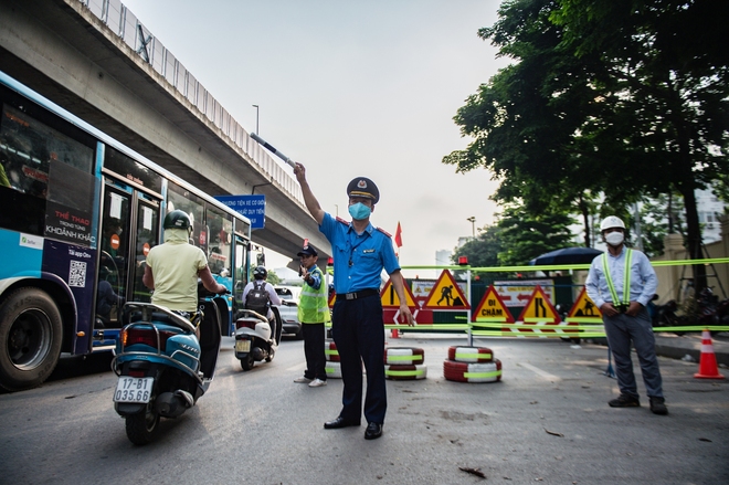 Lô cốt dài 60m trên đường Nguyễn Trãi: Giao thông ùn tắc trong ngày đầu tuần - Ảnh 8.