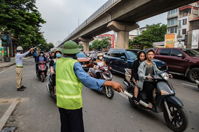 Lô cốt dài 60m trên đường Nguyễn Trãi: Giao thông ùn tắc trong ngày đầu tuần - Ảnh 7.