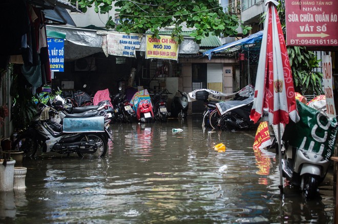 Chùm ảnh: Mưa lớn khiến nhiều tuyến phố của Hà Nội ngập sâu trong nước - Ảnh 7.