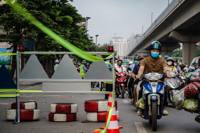 Lô cốt dài 60m trên đường Nguyễn Trãi: Giao thông ùn tắc trong ngày đầu tuần - Ảnh 6.