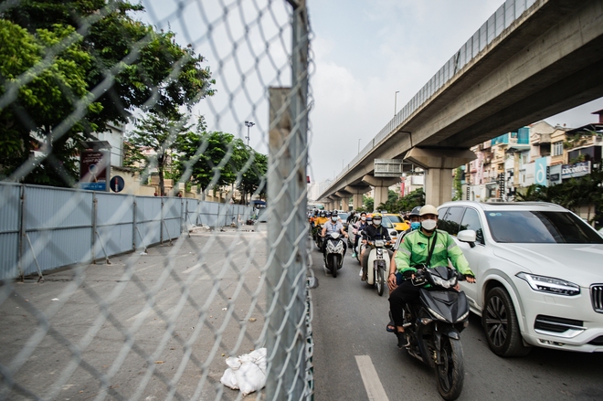 Lô cốt dài 60m trên đường Nguyễn Trãi: Giao thông ùn tắc trong ngày đầu tuần - Ảnh 5.