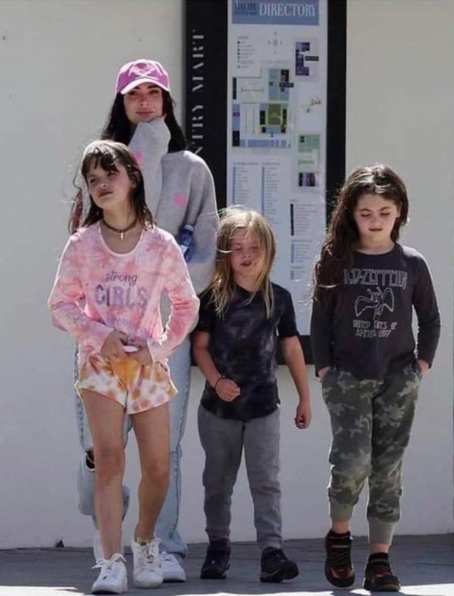 Megan Fox gay gắt trước cáo buộc ép 3 con trai mặc đồ con gái - Ảnh 2.
