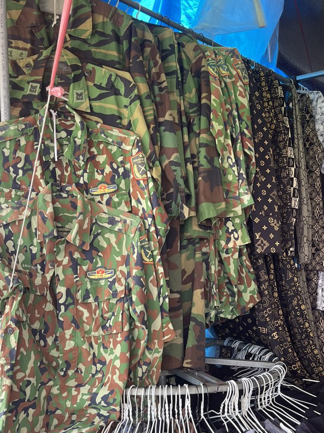 Phát hiện hơn 1.000 bộ quần áo rằn ri nhập lậu ở Kon Tum - Ảnh 3.