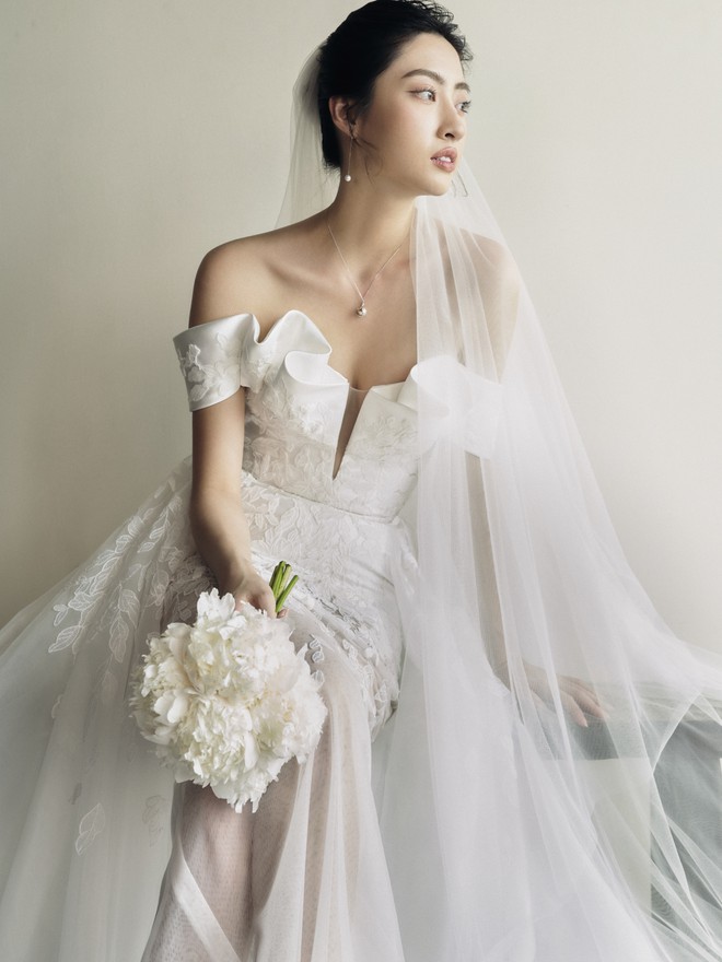 Hoa hậu Lương Th&ugrave;y Linh l&agrave;m c&ocirc; d&acirc;u đẹp thanh khiết trong bộ ảnh mới - Ảnh 4.
