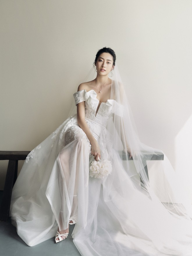 Hoa hậu Lương Th&ugrave;y Linh l&agrave;m c&ocirc; d&acirc;u đẹp thanh khiết trong bộ ảnh mới - Ảnh 3.