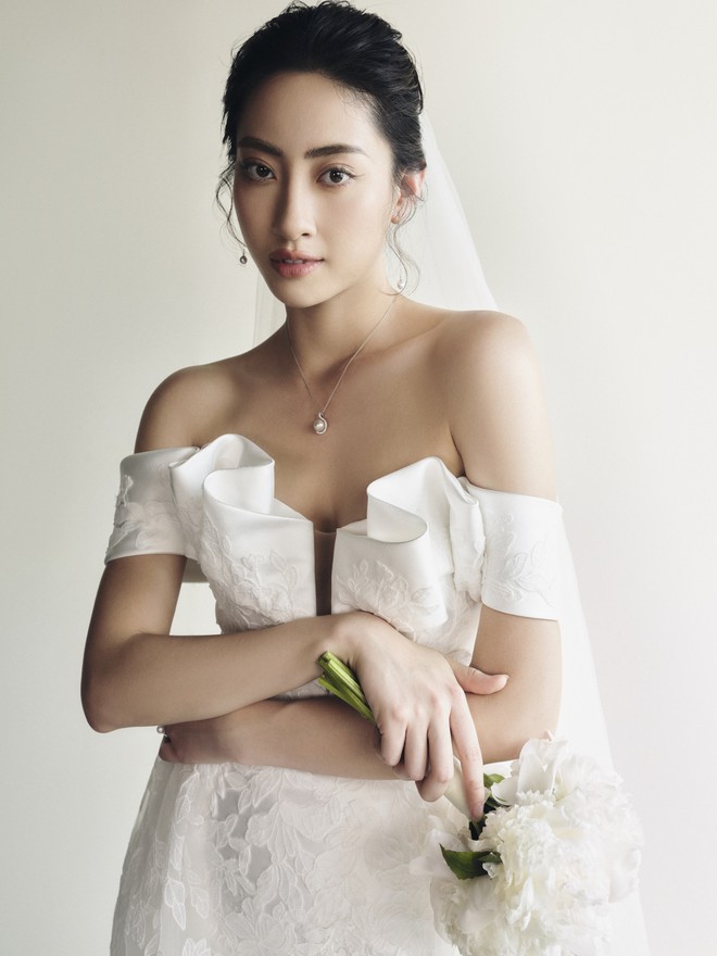 Hoa hậu Lương Th&ugrave;y Linh l&agrave;m c&ocirc; d&acirc;u đẹp thanh khiết trong bộ ảnh mới - Ảnh 1.