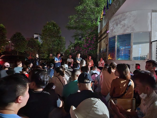 Đua nhau xếp hàng đêm: Phụ huynh Hà Nội mong muốn con vào lớp 1 năm học mới