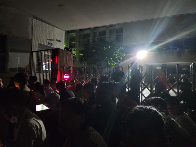 Đua nhau xếp hàng đêm: Phụ huynh Hà Nội mong muốn con vào lớp 1 năm học mới