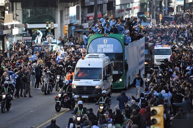 Biển người tại Uruguay ch&agrave;o đ&oacute;n nh&agrave; v&ocirc; địch U20 World Cup 2023 - Ảnh 8.