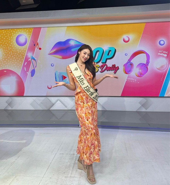Hoa hậu Trái Đất mặc xuề xòa trên truyền hình Thái Lan - Ảnh 1.