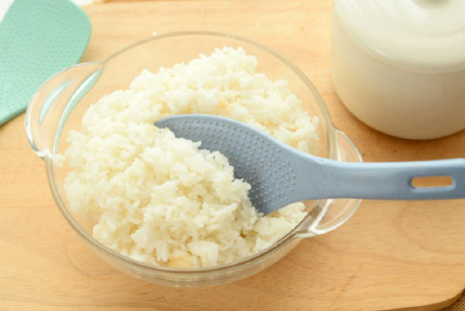 Tại sao tr&ecirc;n mu&ocirc;i xới cơm lại c&oacute; chấm tr&ograve;n? - Ảnh 1.