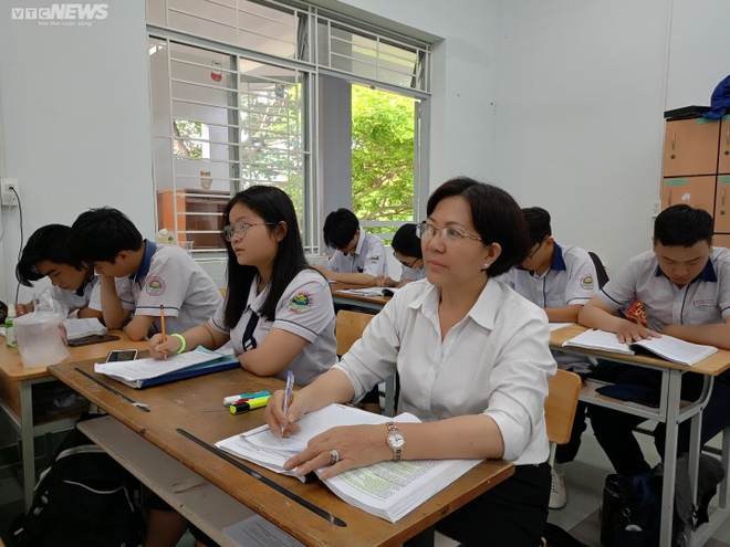 Th&iacute; sinh 64 tuổi dự thi tốt nghiệp THPT - Ảnh 1.