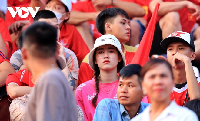 Cổ động viên “nhuộm đỏ” sân Lạch Tray tiếp lửa cho ĐT Việt Nam - Ảnh 11.