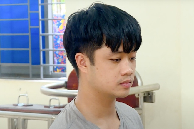 Khởi tố nam thanh ni&ecirc;n xịt hơi cay v&agrave;o mắt chủ qu&aacute;n để cướp 5 chỉ v&agrave;ng - Ảnh 1.
