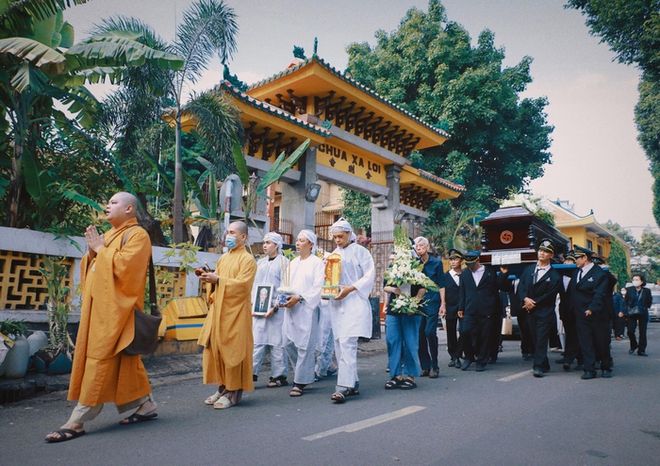 Jun Phạm nghẹn ngào trong lễ tiễn đưa bố - Ảnh 3.