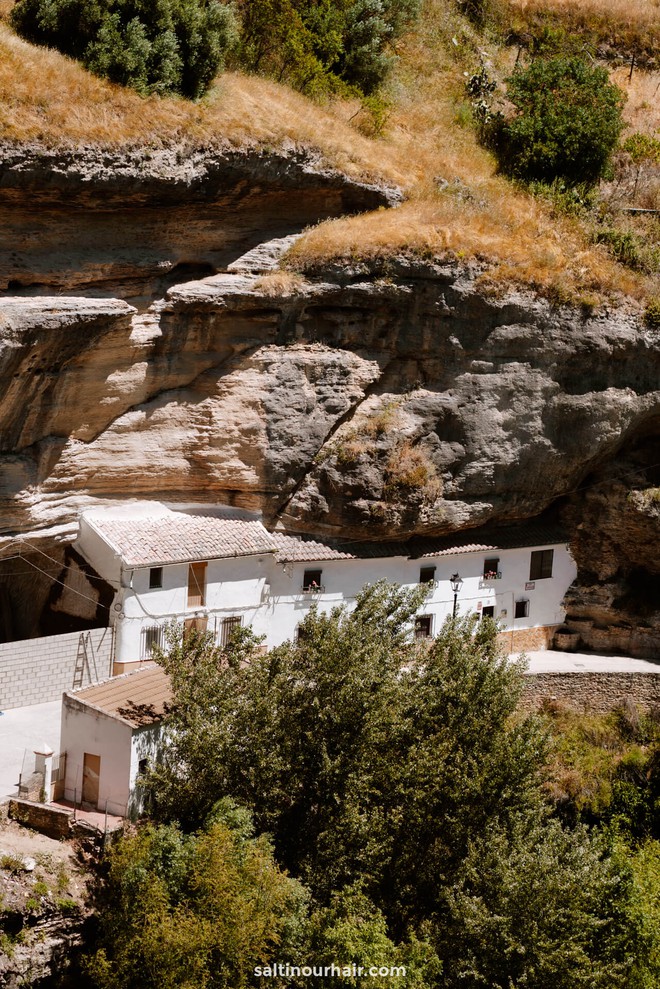 Ấn tượng thị trấn đ&aacute; đ&egrave;: X&acirc;y nh&agrave; kh&ocirc;ng cần lợp m&aacute;i, m&aacute;t rười rượi giữa nắng n&oacute;ng gay gắt - Ảnh 4.