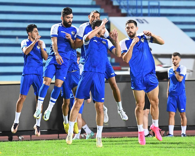 Cầu thủ Syria quẩy theo nhạc trên đường ra sân tập, thoải mái trước trận gặp ĐT Việt Nam - Ảnh 10.