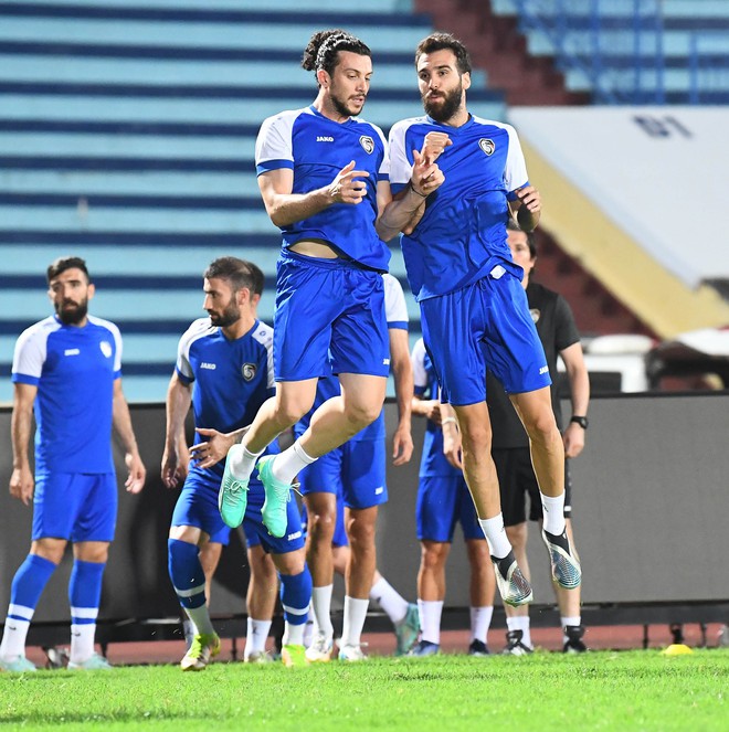 Cầu thủ Syria quẩy theo nhạc trên đường ra sân tập, thoải mái trước trận gặp ĐT Việt Nam - Ảnh 9.