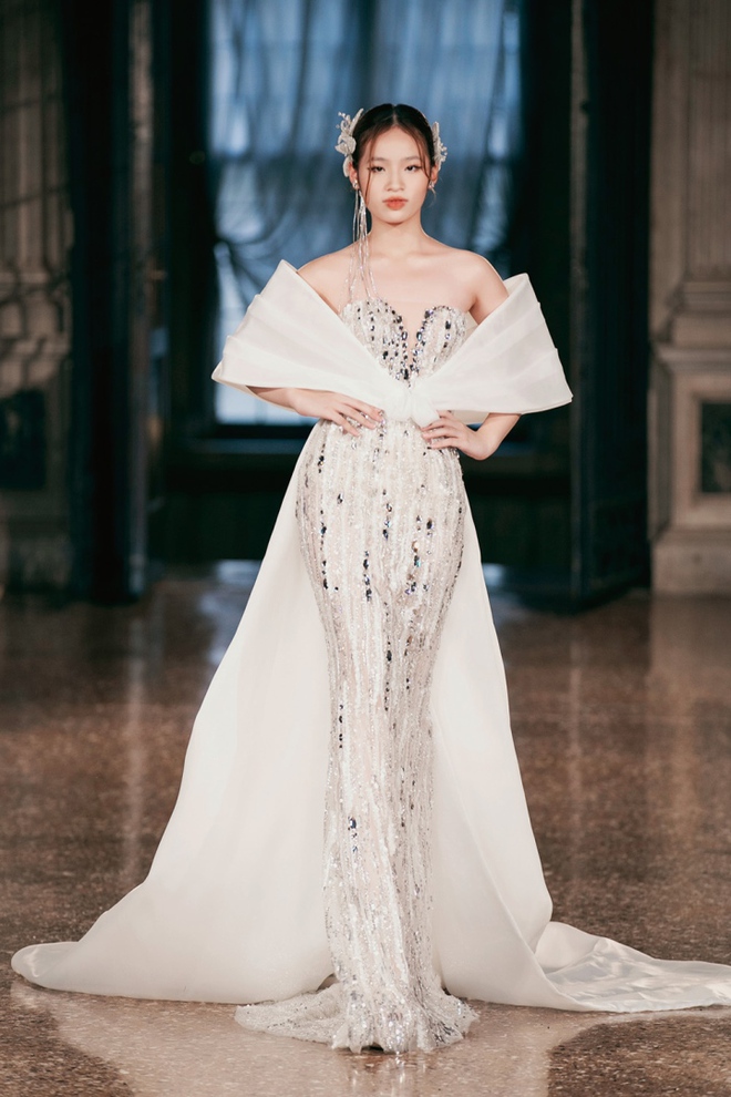 Mẫu nh&iacute; 14 tuổi Bảo H&agrave; tr&igrave;nh diễn c&ugrave;ng H&rsquo;Hen Ni&ecirc;, Tiểu Vy trong show thời trang - Ảnh 3.