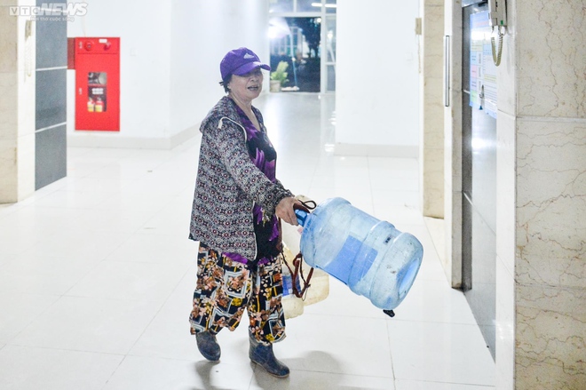 Chung cư ở Hà Nội mất nước, dân lỉnh kỉnh xô chậu đi mua nước trong đêm - Ảnh 3.