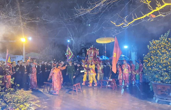 Khách Tây tò mò đi tìm điểm hình bàn cờ tướng trên bản đồ: Là nơi thu hút đông du khách bậc nhất ở Nam Định - Ảnh 4.