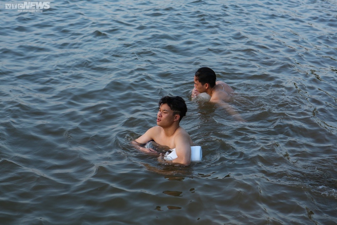 Chiều hè đổ lửa, người dân Hà Nội tìm sông hồ giải nhiệt - Ảnh 5.