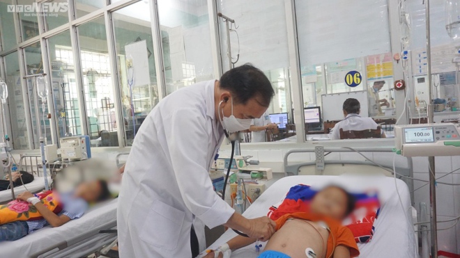 Hóc hạt chôm chôm bé 5 tuổi ở Bình Định tử vong, bác sĩ khuyến cáo - Ảnh 1.