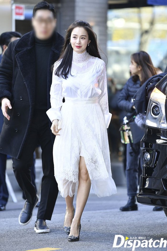 Kim Tae Hee ghi điểm vì chăm diện đồ trắng - Ảnh 1.