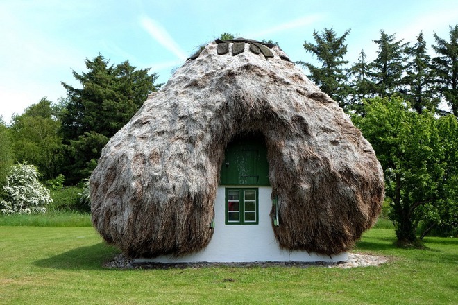 Những ng&ocirc;i nh&agrave; lợp rong biển tồn tại hơn 300 năm, thứ vật liệu rẻ b&egrave;o xứng đ&aacute;ng để cả thế giới bắt chước - Ảnh 1.