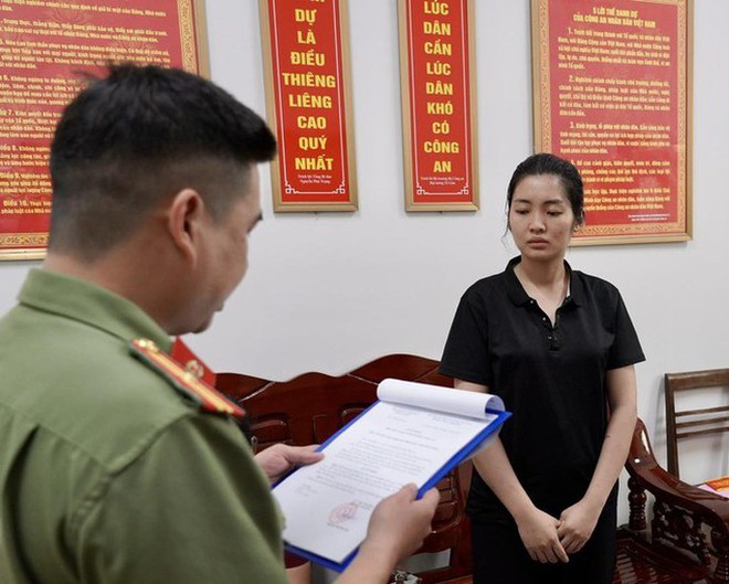 Truyền b&aacute; văn ho&aacute; phẩm đồi trụy, c&ocirc; g&aacute;i trẻ đẹp bị khởi tố - Ảnh 1.