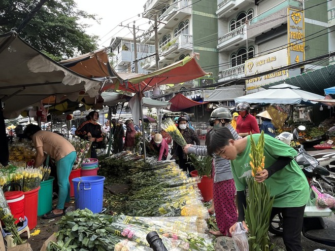 Nhộn nhịp thị trường Tết Đoan Ngọ, bánh ú lá tre chỉ từ 30.000 đồng/chục - Ảnh 5.