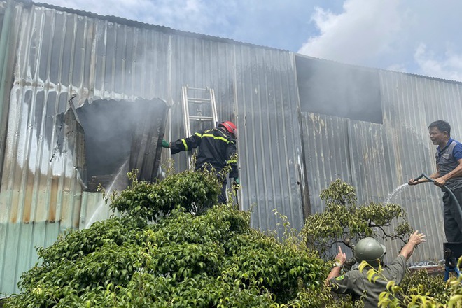 Cảnh s&aacute;t đeo mặt nạ ph&ograve;ng độc dập đ&aacute;m ch&aacute;y lớn k&egrave;m nổ ở quận 12 - Ảnh 1.