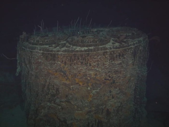 Cận cảnh con tàu Titanic huyền thoại bị bao trùm bởi vẻ u ám sau 111 năm nằm sâu dưới đại dương - Ảnh 6.