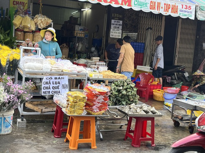 Nhộn nhịp thị trường Tết Đoan Ngọ, bánh ú lá tre chỉ từ 30.000 đồng/chục - Ảnh 2.