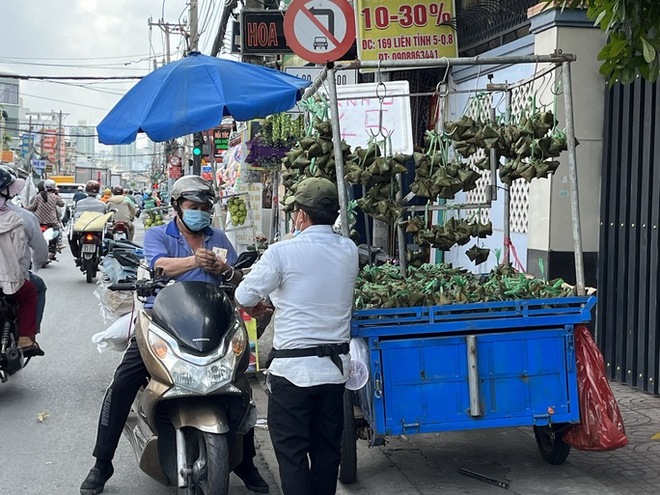 Nhộn nhịp thị trường Tết Đoan Ngọ, bánh ú lá tre chỉ từ 30.000 đồng/chục - Ảnh 1.