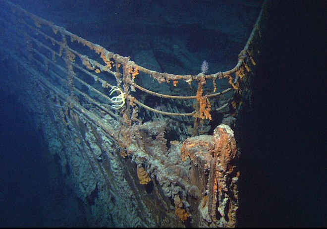 Cận cảnh con tàu Titanic huyền thoại bị bao trùm bởi vẻ u ám sau 111 năm nằm sâu dưới đại dương - Ảnh 2.