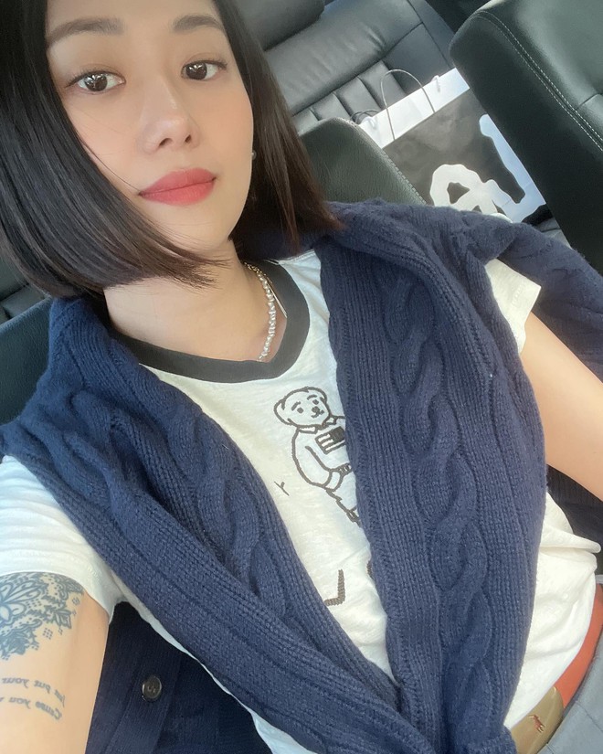 “Bạn thân Song Hye Kyo” ở Hậu Duệ Mặt Trời thăng hạng nhan sắc sau 7 năm, say mê ca hát nên hiếm nhận phim mới - Ảnh 6.