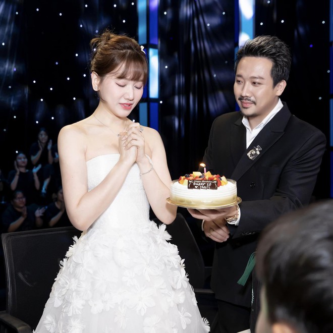 Hari Won bị nghi có bầu khi xuất hiện trong tiệc sinh nhật Trấn Thành