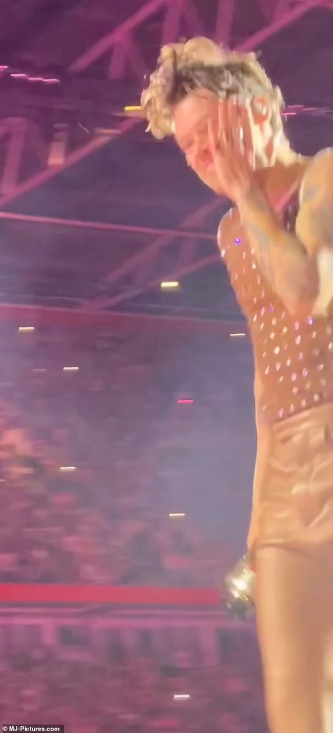 Ca sĩ nhận b&oacute; hoa v&agrave;o mặt ngay tr&ecirc;n s&acirc;n khấu - Ảnh 5.