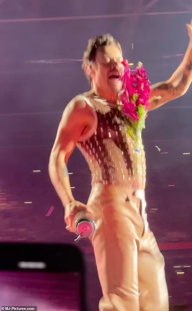 Ca sĩ nhận b&oacute; hoa v&agrave;o mặt ngay tr&ecirc;n s&acirc;n khấu - Ảnh 4.