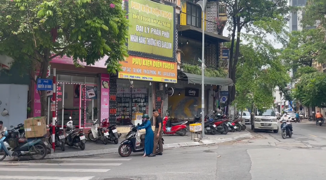 H&agrave; Nội: Kỳ lạ con phố &ocirc; t&ocirc;, xe m&aacute;y bỗng kh&ocirc;ng mở được kh&oacute;a th&ocirc;ng minh, nhiều người phải h&igrave; hục đẩy xe - Ảnh 1.